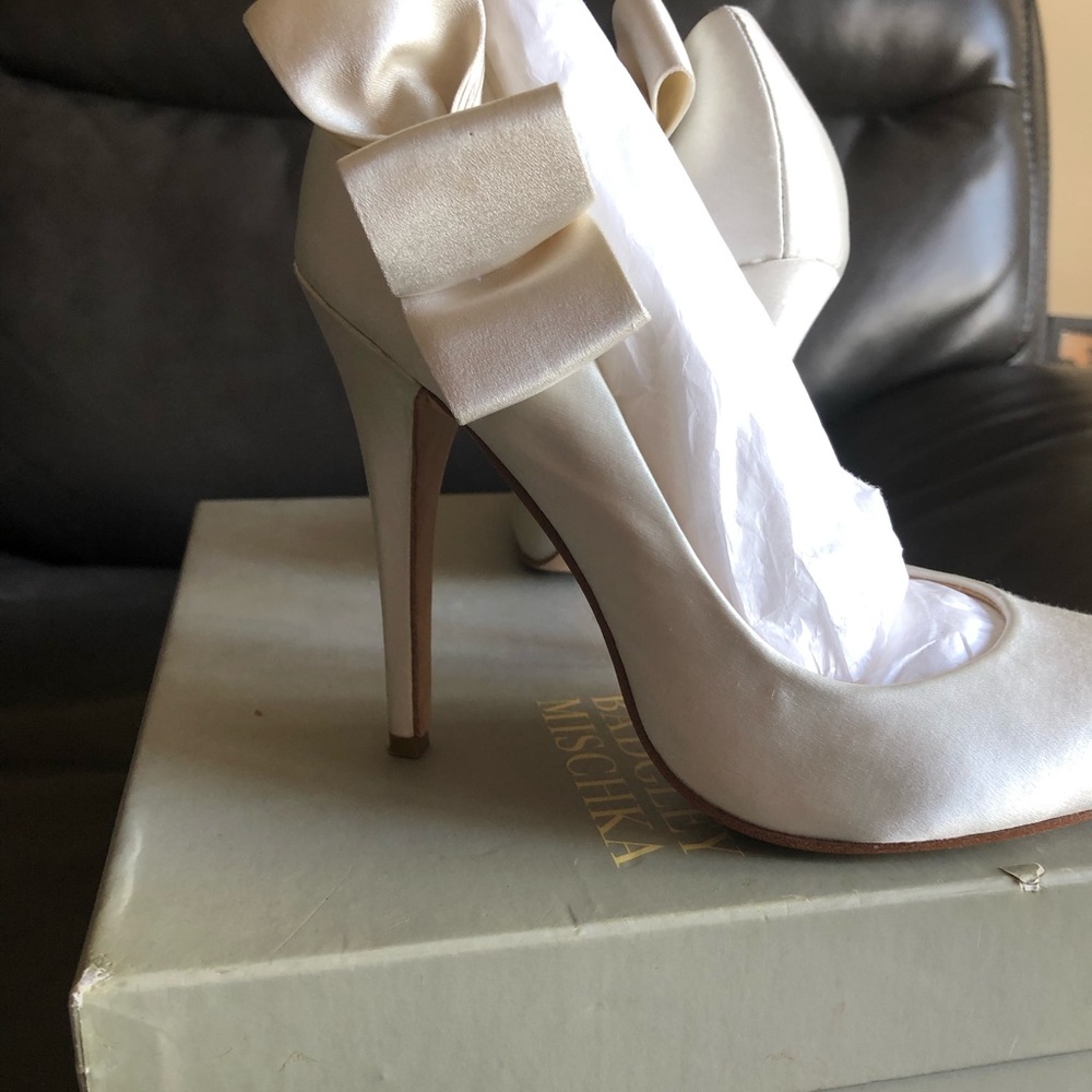 Badgley Mischka White satin heels with 🎀 - Picture 3 of 4